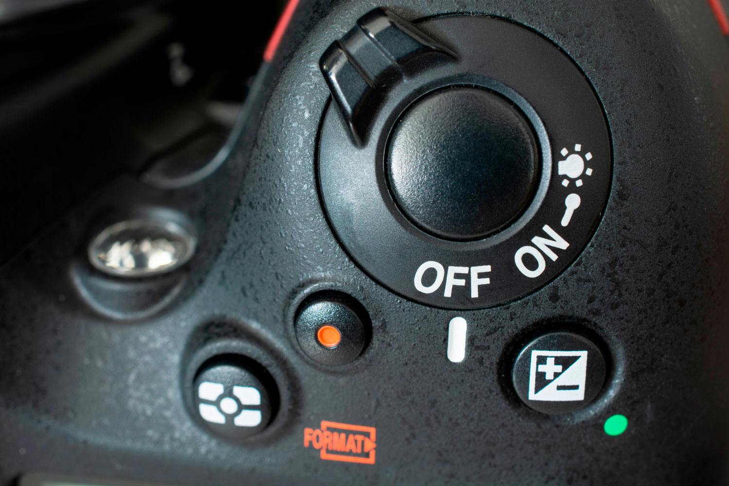 Stäng av kameran Stäng av kameran innan du byter objektiv på den.